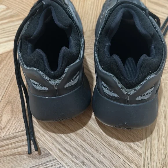 AUTHENTIC MENS YEEZYS BLACK SNEAKERS SIZE 9.5 - Picture 3 of 6